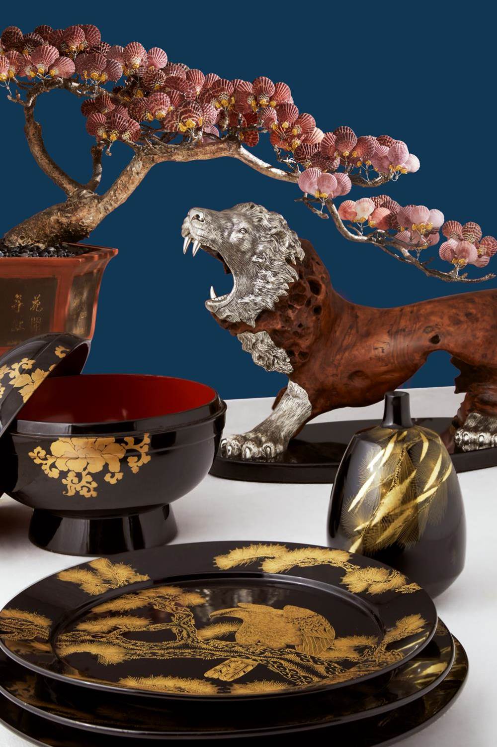 Japanese Lacquered Aristocratic Rice Container with Flower Motifs