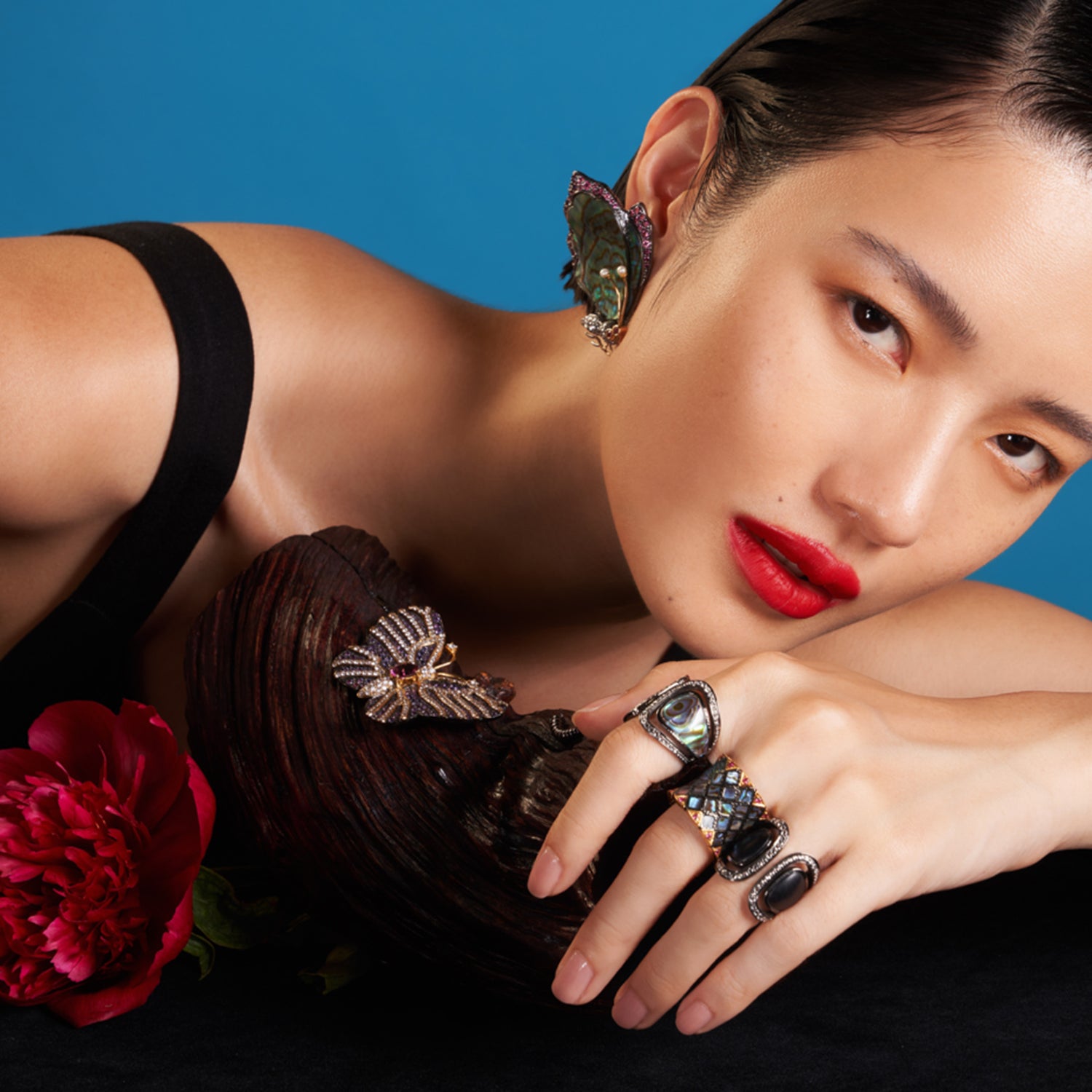 Art Deco Black Wood Ring Decorated with Diamonds