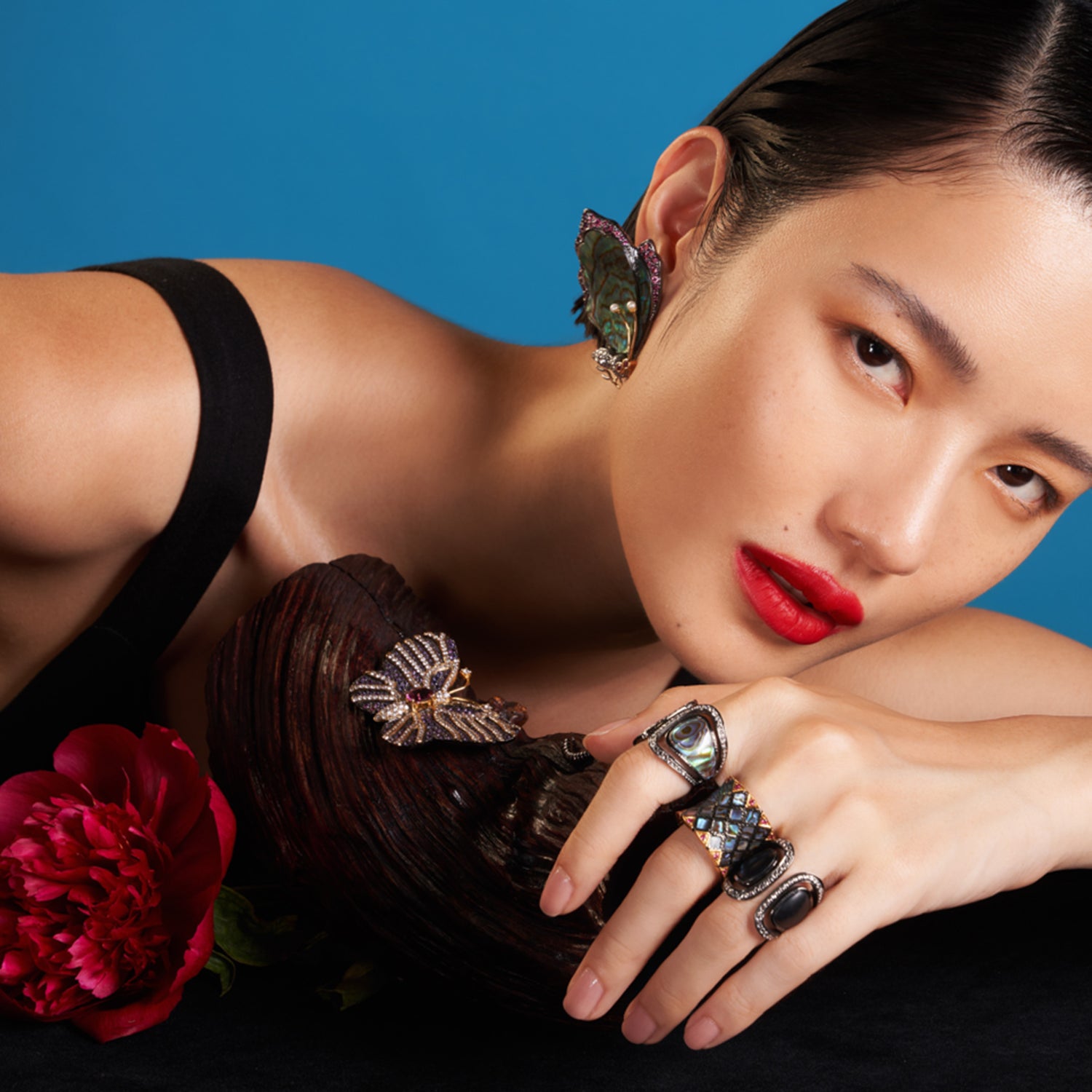 Abalone Shell Ring Decorated with Diamond