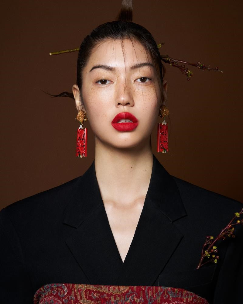 Cinnabar Lacquer Earrings with Buckle Flower , Diamonds and Tsavorite